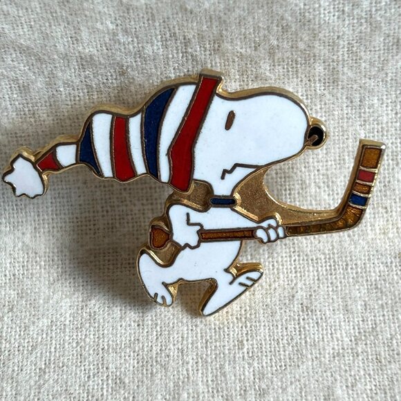 Vintage Peanuts Snoopy w Stocking Cap Enamel Hockey Lapel Pin - Picture 5 of 5